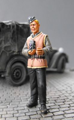 S2KW069 - German officer taking photo
